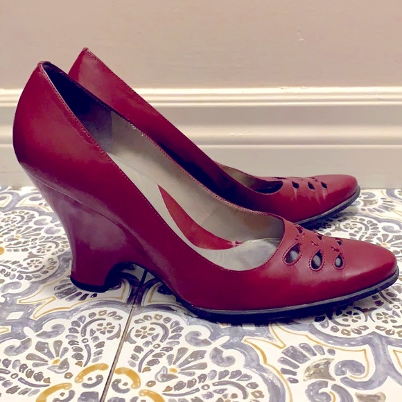 Vintage BCBG MaxAzria pumps - Picture 1 of 5